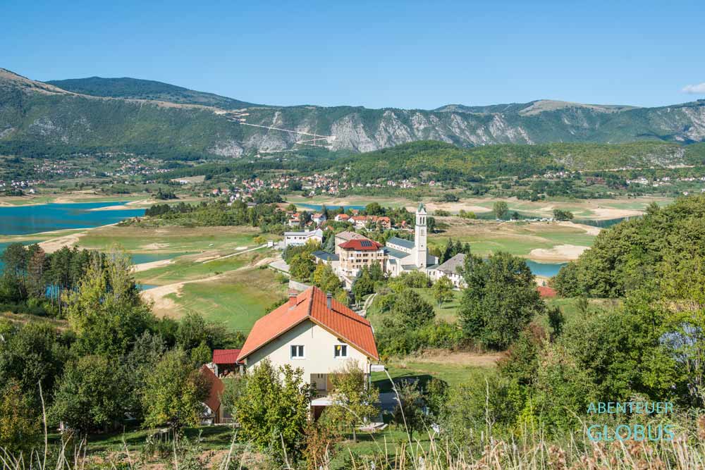 Ramsko Jezero (Rama-See) bei Prozor: Blick auf das berühmte Franziskanerkloster Rama-Scit 