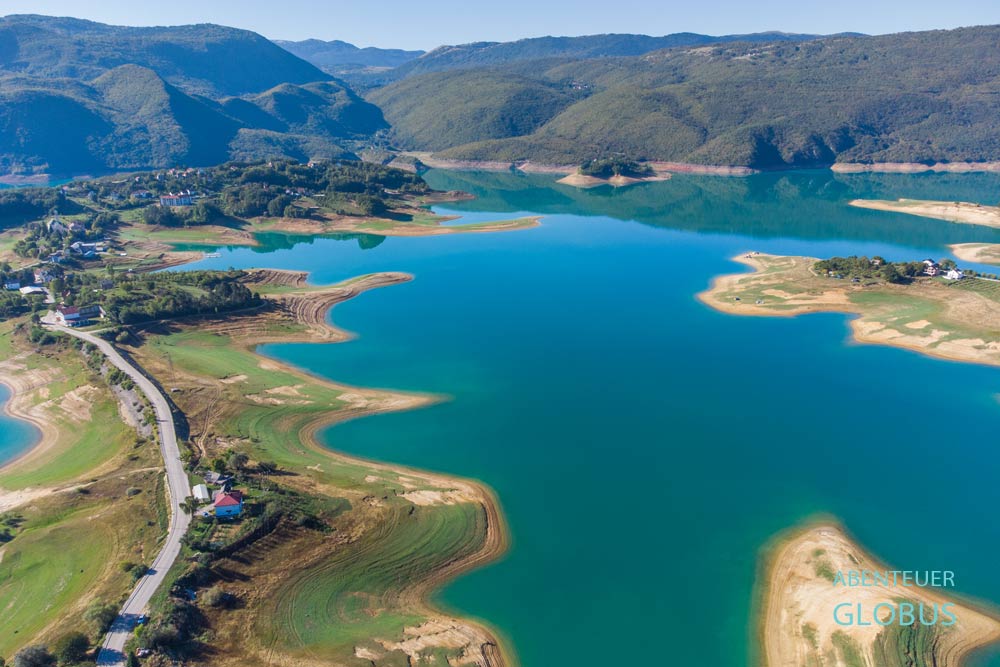 Von grünen Bergen umgeben: Rama-See (Ramsko Jezero) mit der Halbinsel Scit