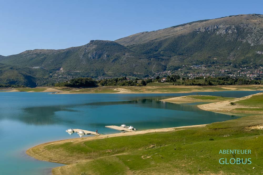 Aktivitäten am Ramsko Jezero (Rama-See): Stege des Ruderclubs Rowing Centre Rama, der Boote und Kajaks vermietet