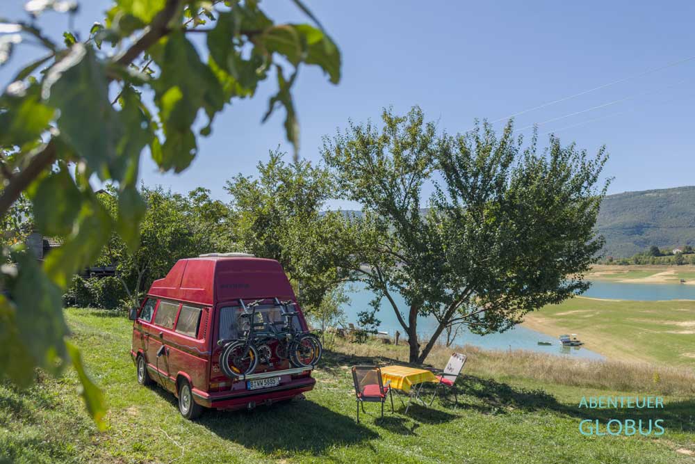 Camingplatz Tune Camp im Dorf Ripci am Ramsko Jezero (Rama See) bietet Seeblick.