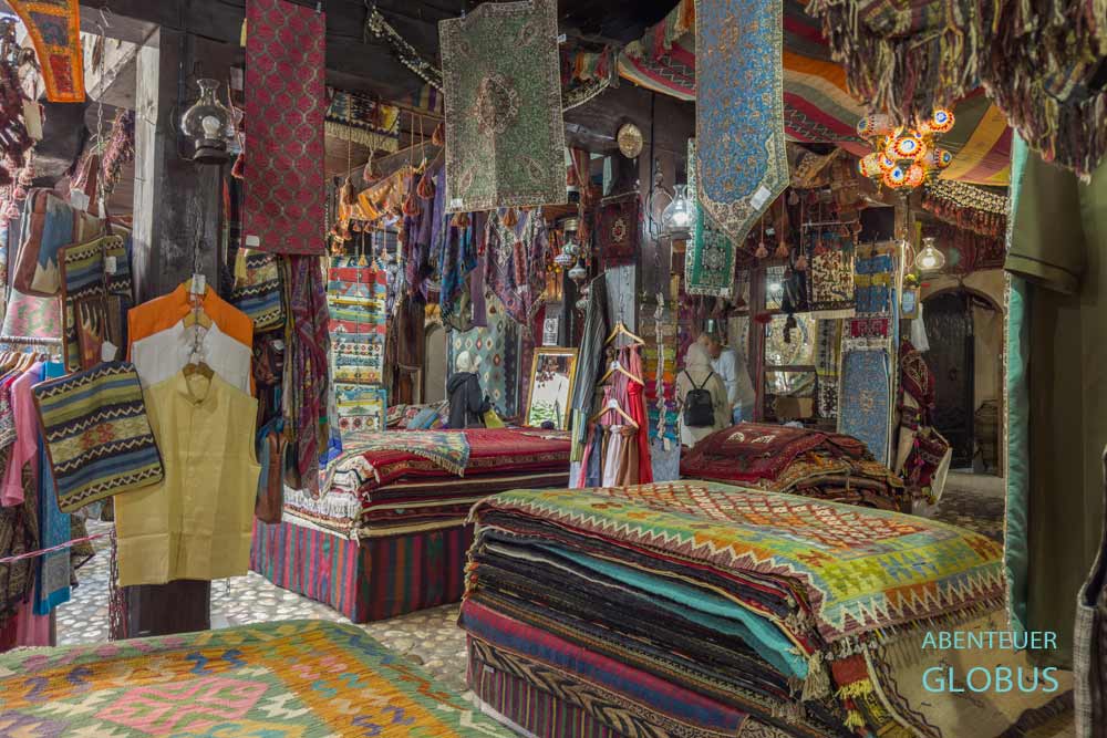 Sarajevo, Altstadt Bascarsija: Teppich- und Souvenirgeschäft in der alten Karawanserei Morica Han