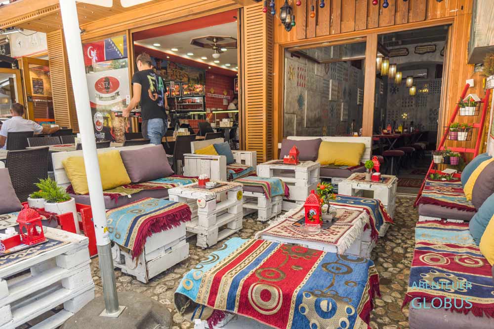 Sarajevo, Basarviertel Bascarsija: buntes Restaurant