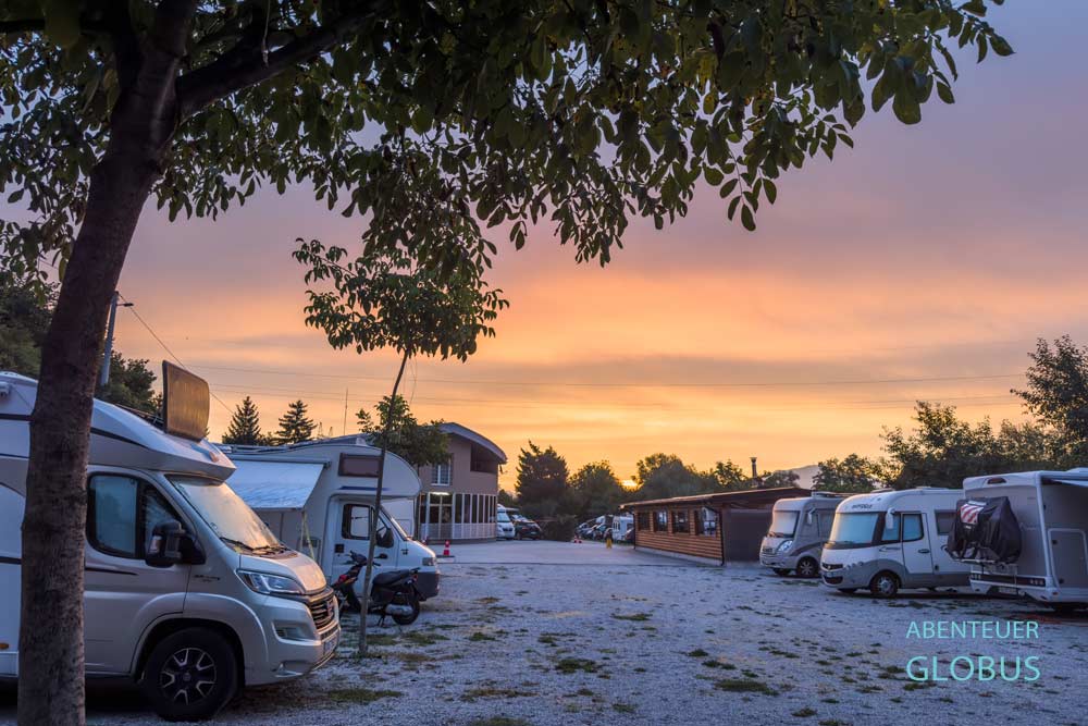 Wohnmobile auf dem Campingplatz Camping Sarajevo.