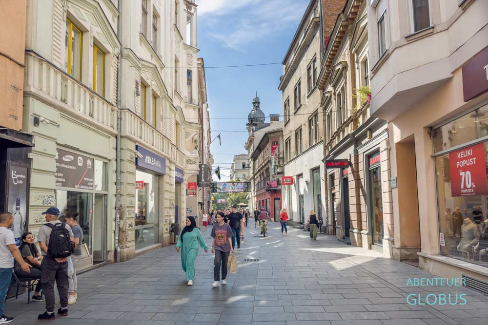 Flaniermeile Ferhadija mit Geschäften in Sarajevo