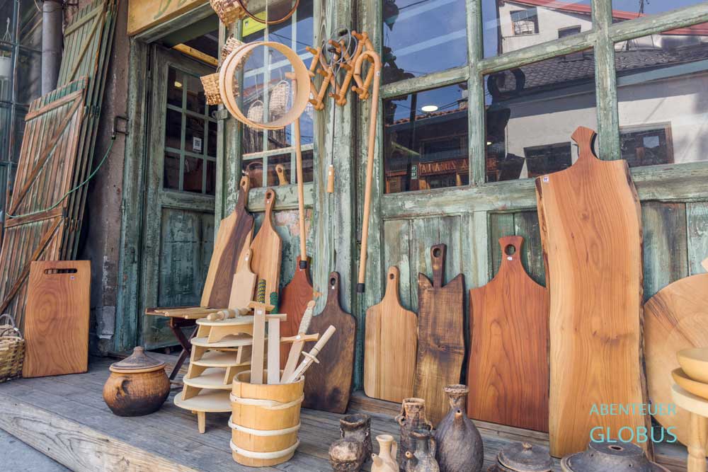 Viertel Kovaci in Sarajevo, Kovaci-Gasse: Laden mit Holzprodukten