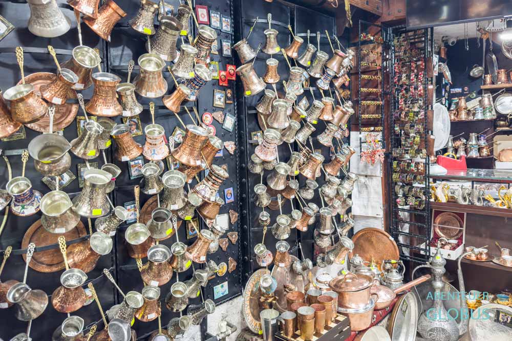 Highlight in der Altstadt von Sarajevo: Gasse der Kupferschmiede, Kaffeekännchen aus Kupfer als Mitbringsel