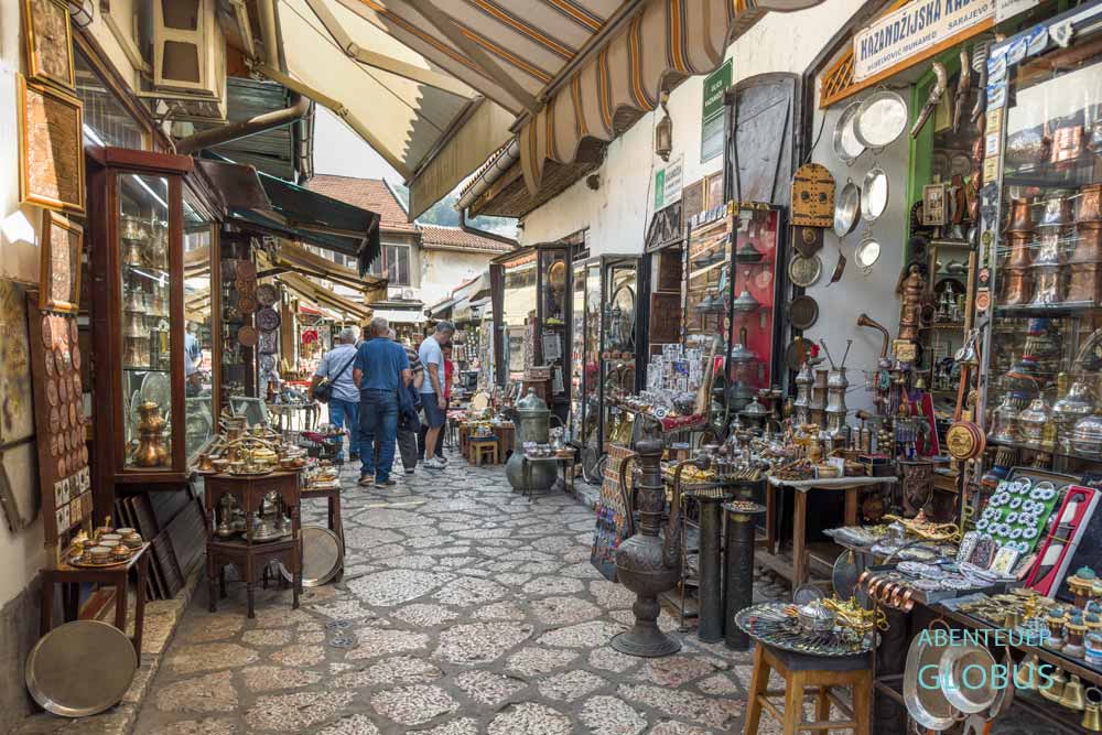 Sarajevo, Altstadt Bascarsija: Gasse der Kupferschmiede mit Geschäften