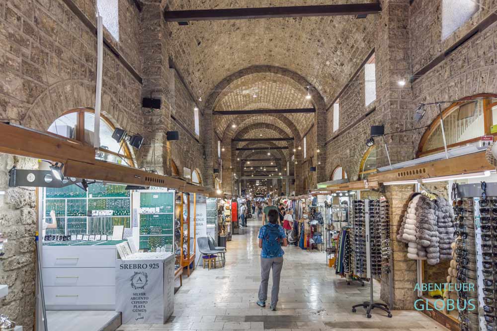 Überdachter Basar in der Altstadt von Sarajevo: Läden im Gazi Husrev Begov Bezistan
