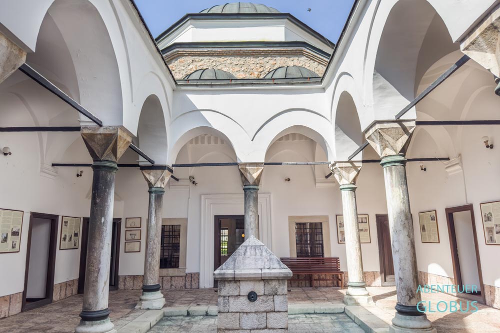 Altstadt Bascarsija: Gazi Husrev Beg Hanikah ist heute eine Kunstgalerie