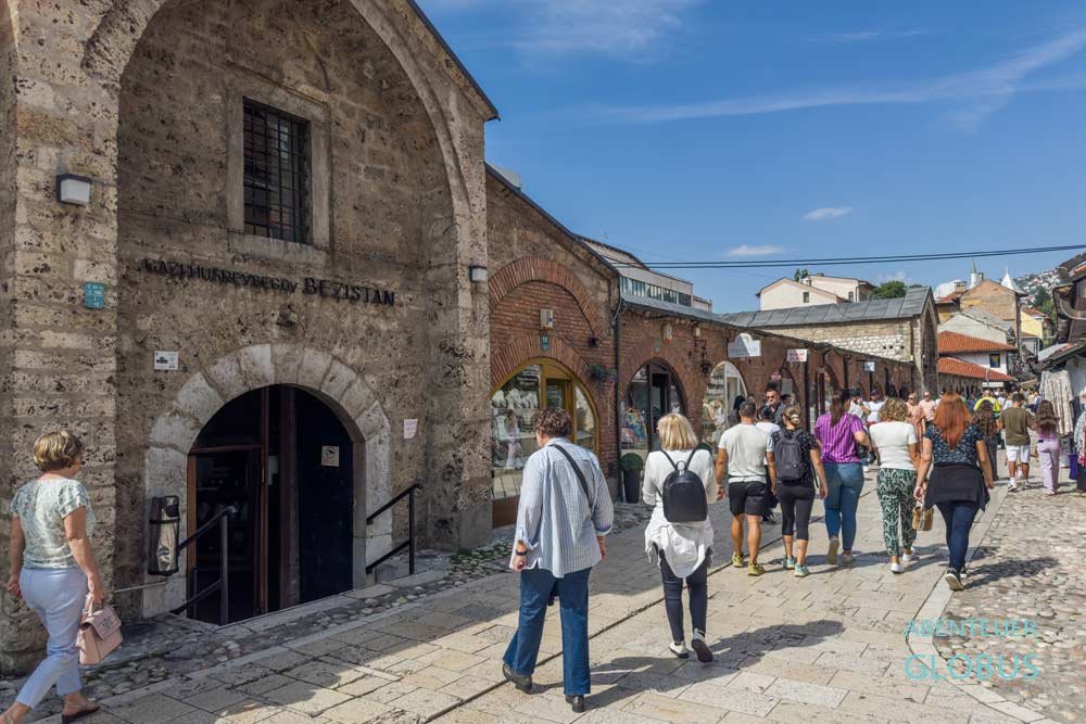 Überdachter Basar in der Altstadt von Sarajevo: Gazi-Husrev-Begov-Bezistan