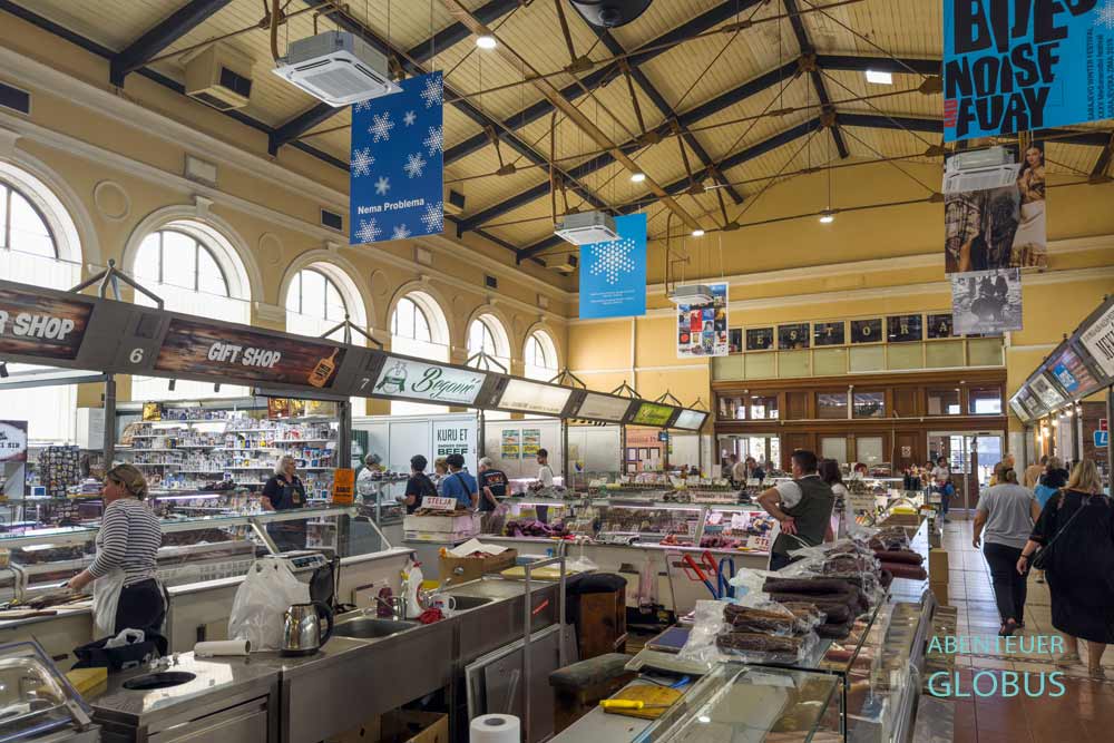 Markthalle Gradska Trznica, auch Stadtmarkt Markale mit Ständen