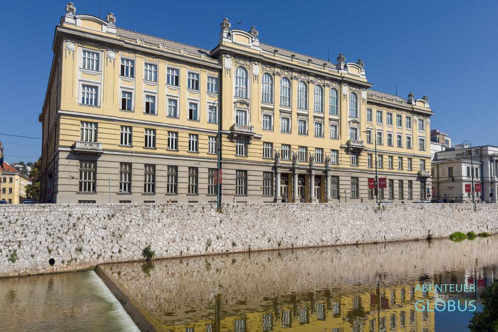 Sehenswürdigkeit in Sarajevo: Hauptpost am Fluss Miljacka