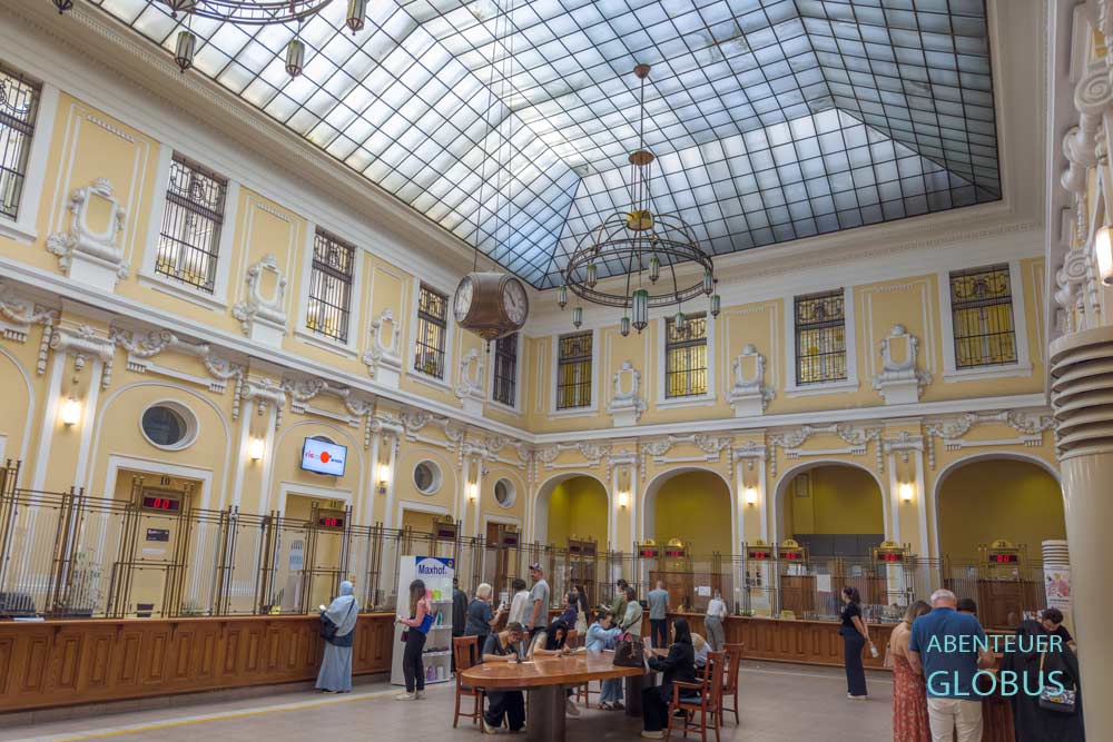Schalterhalle mit Glaskuppel der Hauptpost Sarajevo