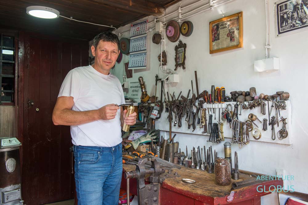 Viertel Kovaci in Sarajevo, Kovaci-Gasse: Haris Jagnjo stellt traditionelle Kaffeemühlen her.