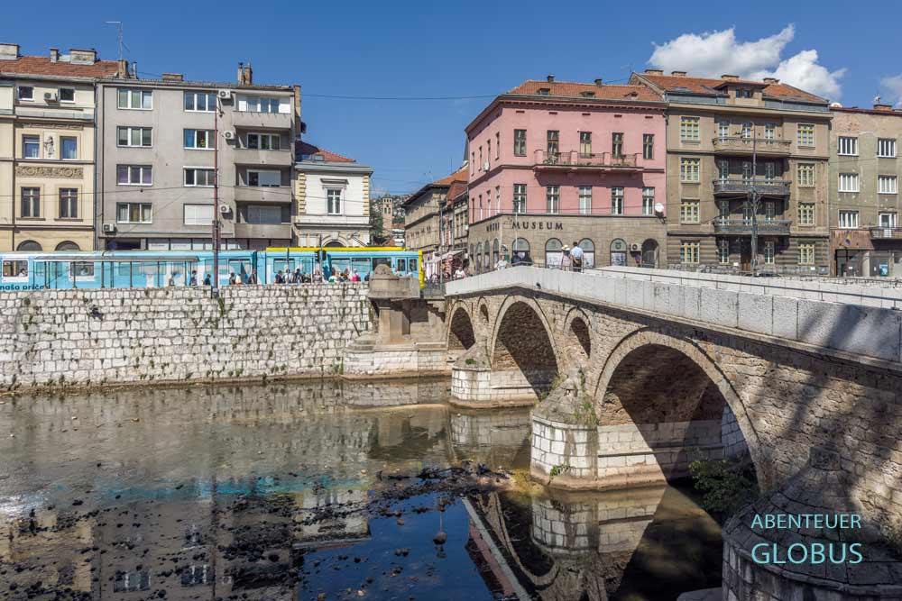 Innenstadt von Sarajevo: Lateinerbrücke (Latinska Cuprija) über den Fluss Miljacka und Sarajevo Museum 1878 - 1918