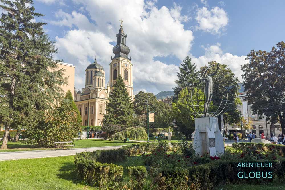 Attraktion in Sarajevo: Maria-Geburt-Kathedrale, auch Kathedrale zur Geburt der Allerheiligsten Gottesmutter am Park Trg Oslobodenja