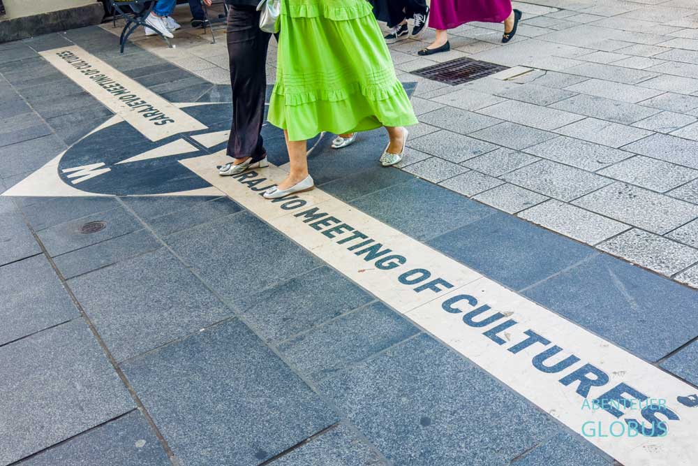 Die Markierung in der Straße „Sarajevo Meeting of Cultures“ trennt bzw. verbindet den islamischen mit dem westlichen Teil der Stadt.