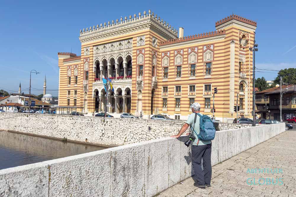 Ehemaliges Rathaus von Sarajevo und Seher-Cehajina-Brücke