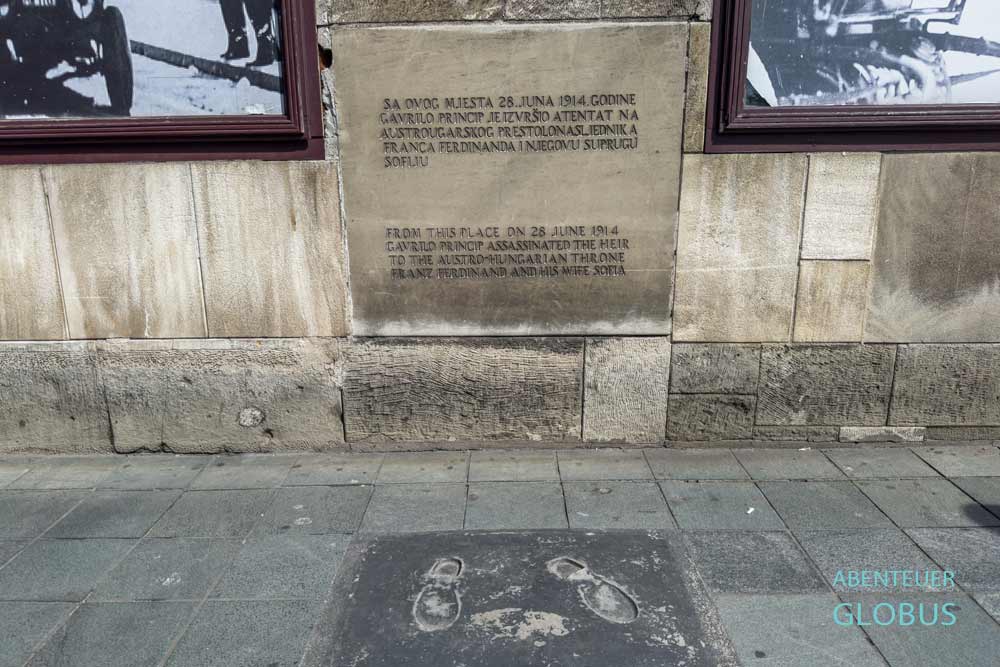 Museen in der Hauptstadt: Sarajevo Museum 1878 - 1918: Stelle des Attentats auf Erzherzog Franz Ferdinand und seine Frau Sophie im Jahr 1914