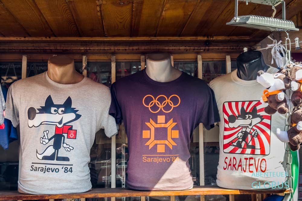 Sarajevo, Altstadt Bascarsija: T-Shirts mit Vucko - Maskottchen der Olympischen Winterspiele 1984