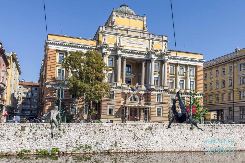 Hauptgebäude der Universität Sarajevo am Fluss Miljacka