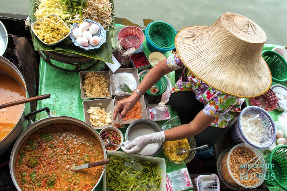 Auf dem Taling Chan Floating Market in Bangkok wird alles frisch zubereitet.