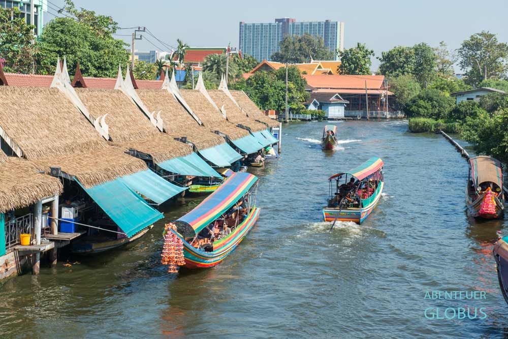 Taling Chan Floating Market: Touristenboote auf dem Kanal
