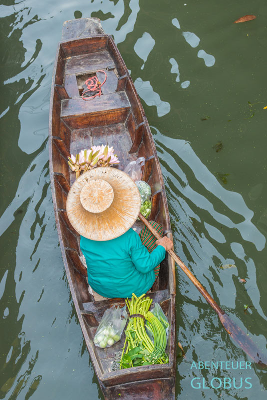 Aus diesem Holzboot wird auf dem Tha Kha Floating Market Gemüse gehandelt.