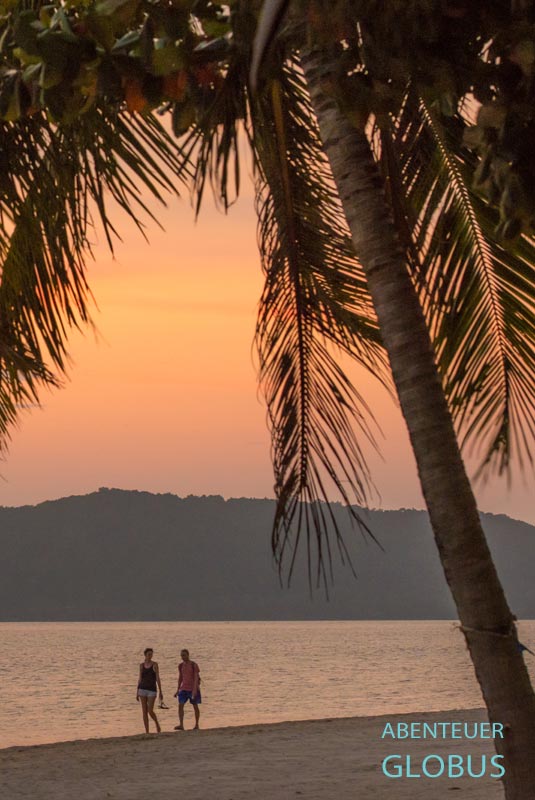 Sonnenuntergang: Spaziergänger am Strand in Koh Phangan