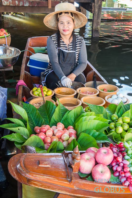 Köchin auf einem Boot auf dem schwimmenden Markt Taling Chan in Bangkok