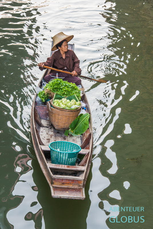 Gemüseverkäuferin im schwimmenden Markt Tha Kha bei Bangkok