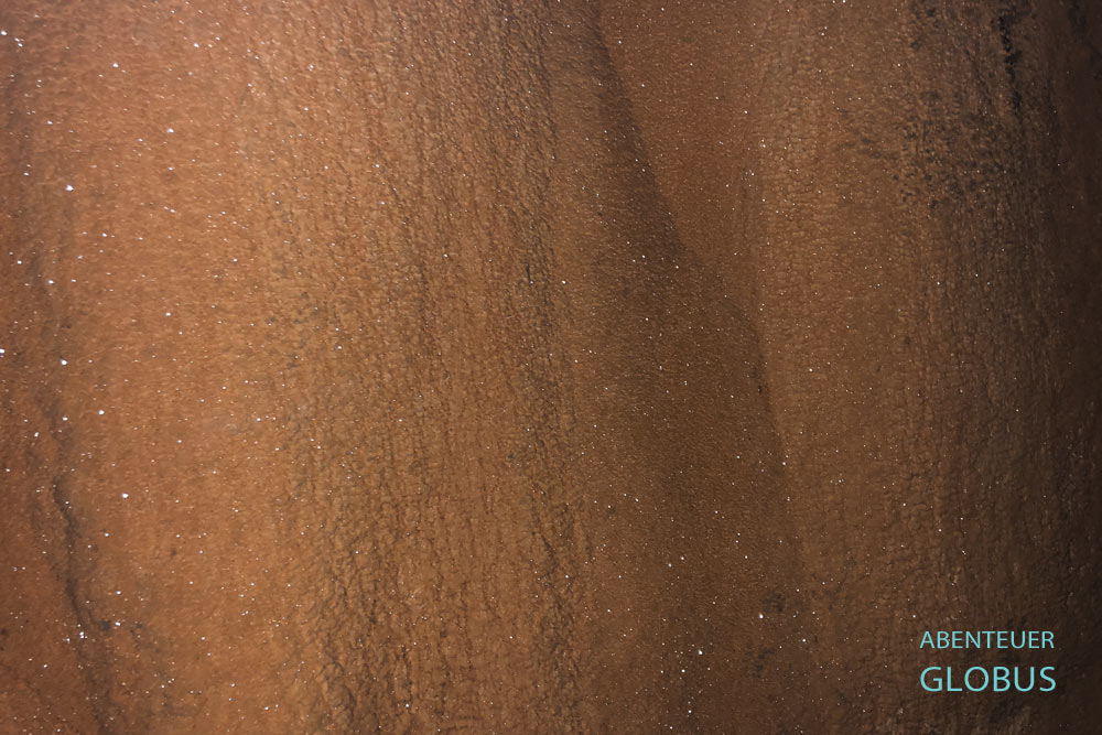 Funkelnde Quarze an den Stalaktiten in der Tham Phra That Höhle.