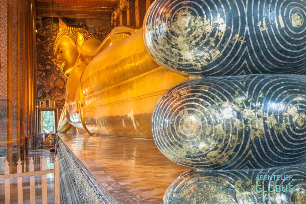Liegender Buddha im Wat Pho in Bangkok mit kunstvollen Intarsien in den Fußsohlen.