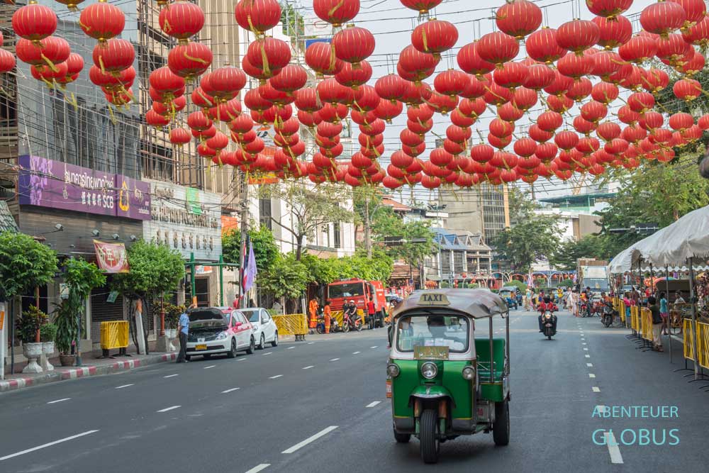 Tuk-Tuk auf der Yaowarat Road in Chinatown