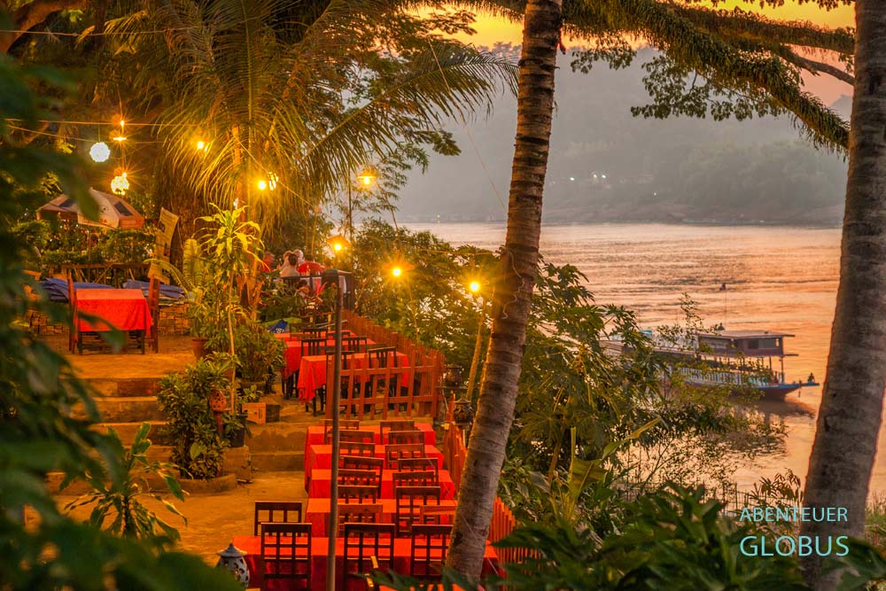 Beleuchtetes 3 Thep Restaurant & Bar in Luang Prabang bei Sonnenuntergang.