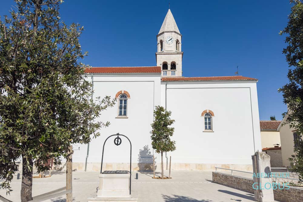 In Biograd na Moru thront die Kirche St. Anastasia (Crkva Sveti Stosije) auf einem Hügel.