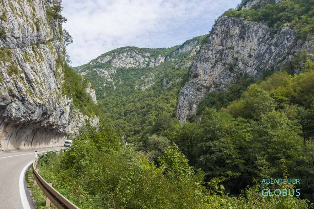 Magistralstraße M16 durch den Vrbas-Canyon mit Karstbergen in Krupa na Vrbasu