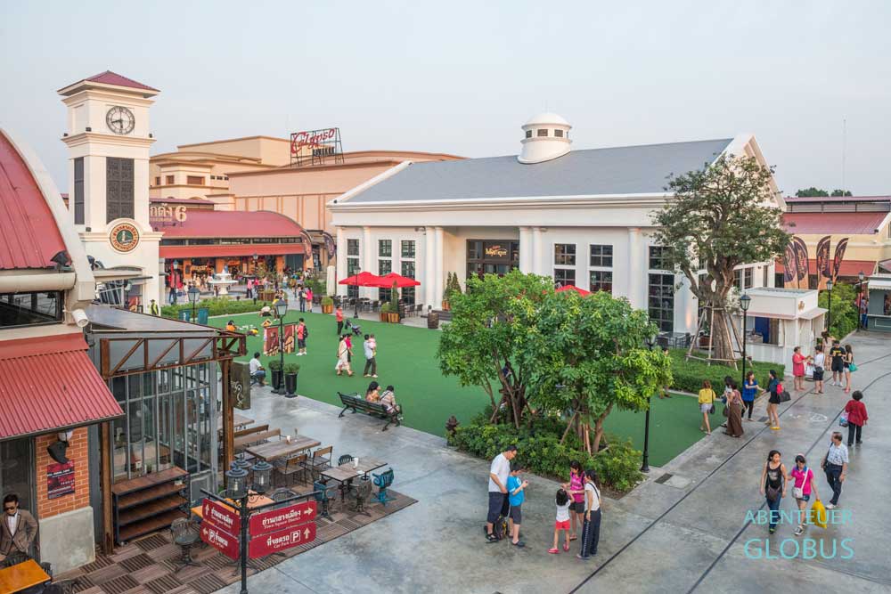 Besucher in der Shoppingmeile Asiatique The Riverfront in Bangkok, Thailand.