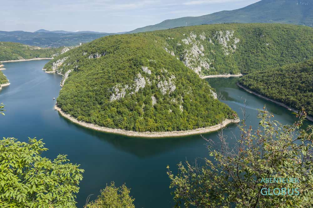 Aussichtspunkt Vrbas River Mountain View in der Vrbas-Schlucht mit Blick auf den Fluss und die umliegenden Berge.