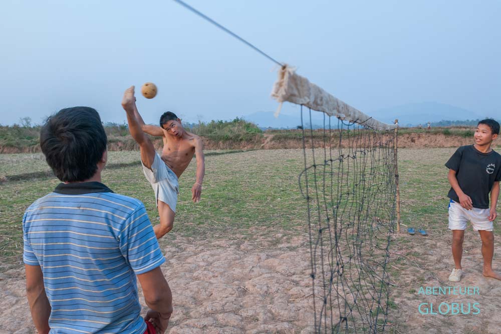 Männer beim Kato-Spiel (Federfußball) in Ban Anoulak.