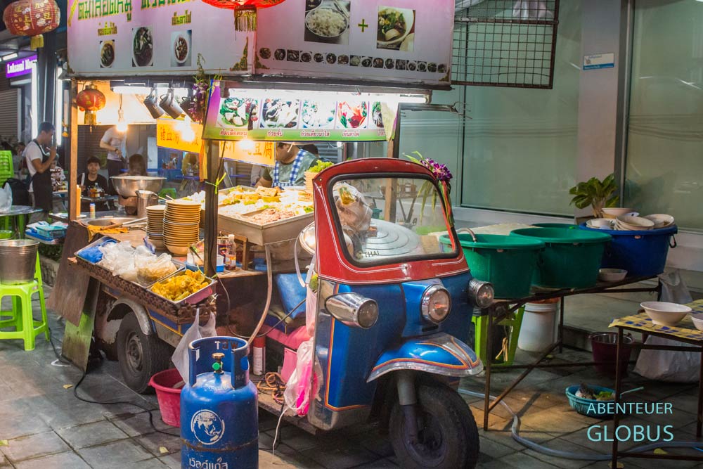 Streetfood-Stand in Form eines Tuk-Tuks auf dem Chatuchak Market in Bangkok.