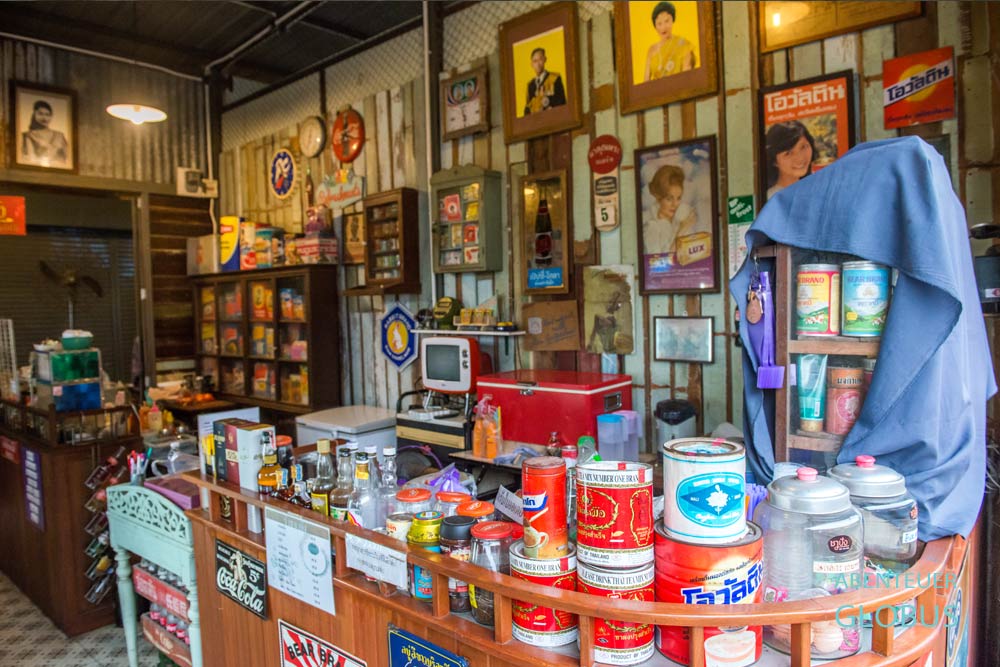 Antiquitäten-Shop auf dem Rod Fai Night Market in Bangkok