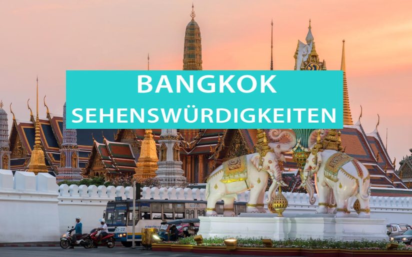 Königspalast in Bangkok im Abendlicht mit Verkehr im Vordergrund. Sehenswürdigkeiten für die Hauptstadt.