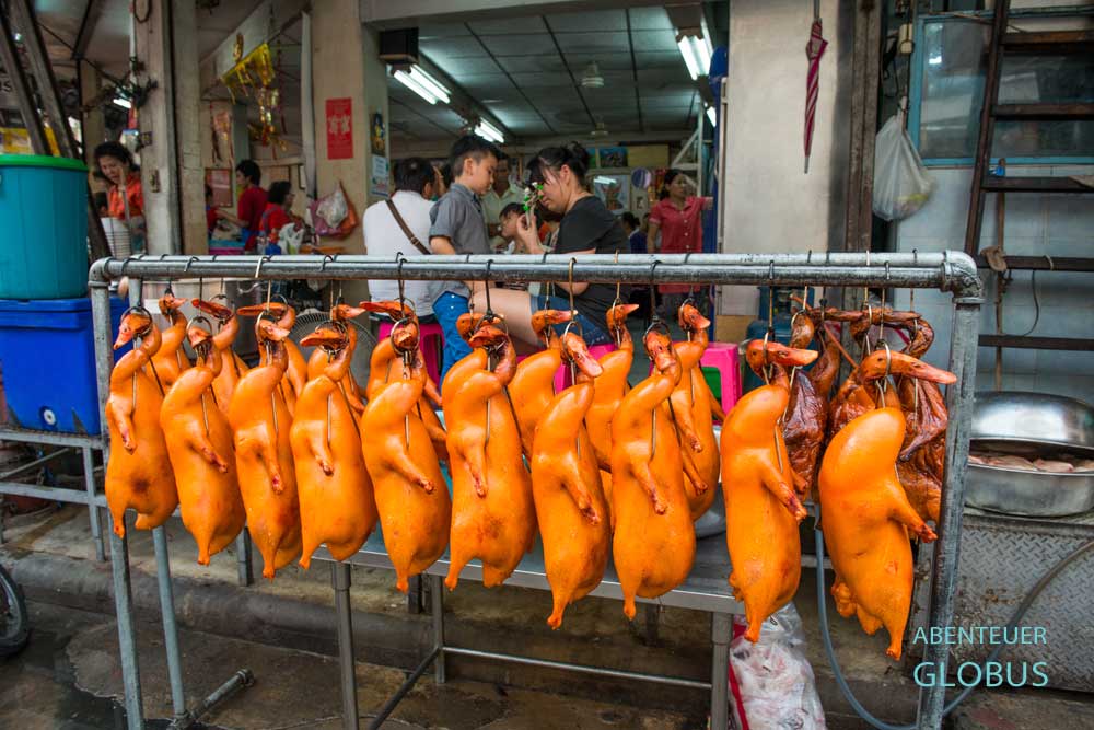 Chinesisches Restaurant in Bangkok mit gebratenen Enten, die vorne am Eingang hängen.