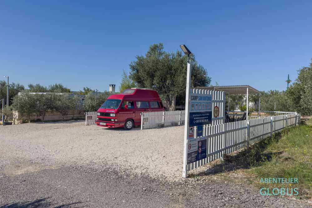 Stellplätze mit rotem Camper im Camp San Antonio in Biograd na Moru