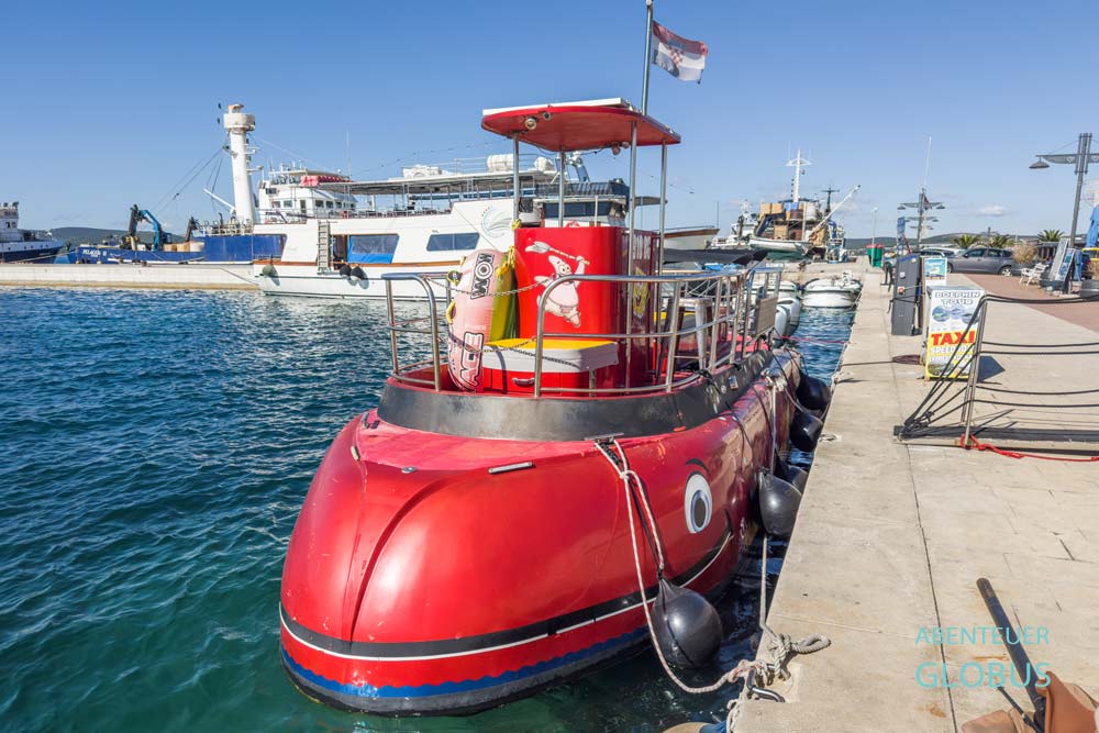 Im Hafen von Biograd na Moru liegen ein Semi-U-Boot und ein Ausflugsschiff vor Anker.