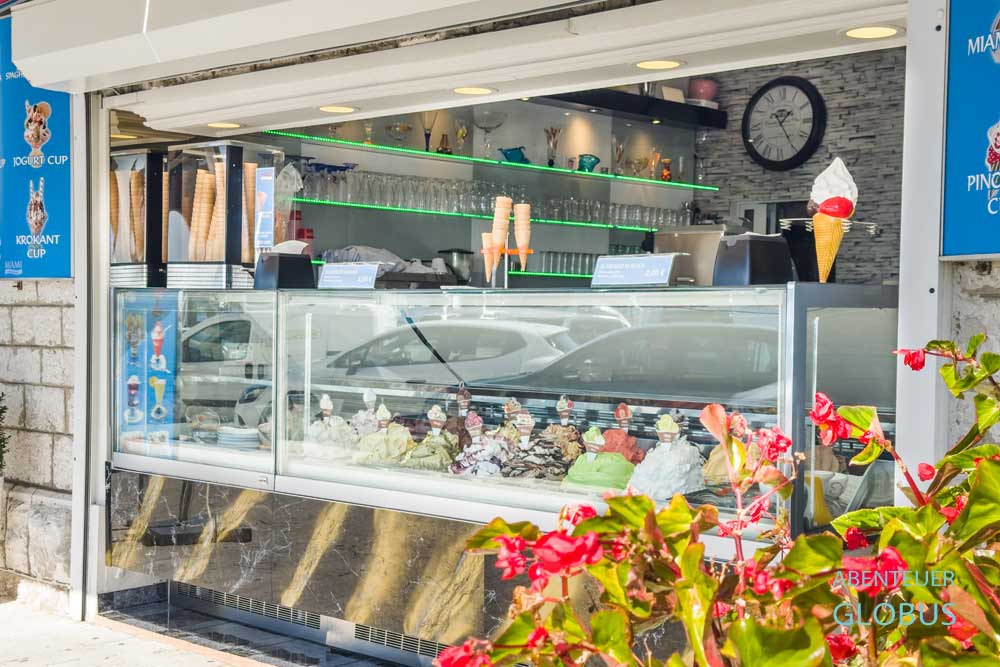 Eisdiele Miami Biograd na Moru bietet viele verschiedene Eisorten an.