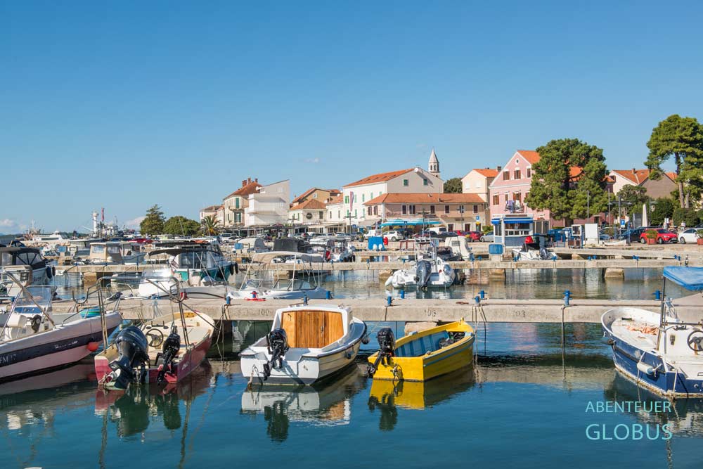 Blick über den Hafen und die Marina zur Altstadt von Biograd na Moru in Kroatien