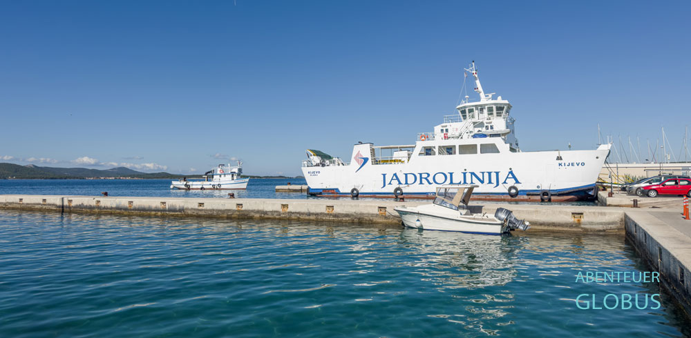 Fähre der Reederei Jadrolinija ankert am Anleger im Hafen von Biograd na Moru.