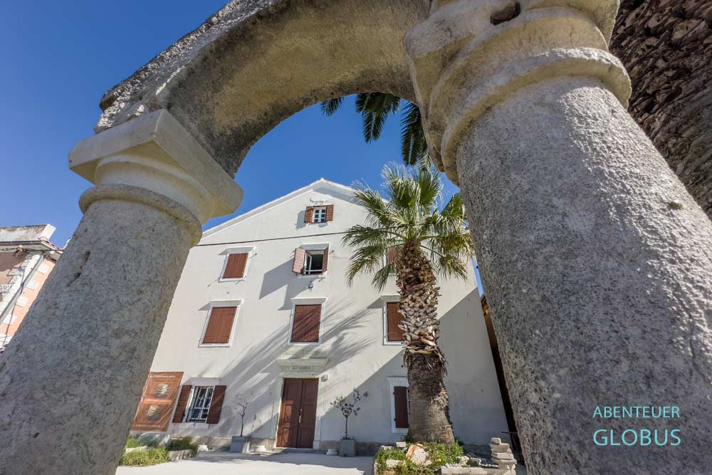Der mittelalterliche Bogen steht vor dem Stadtmuseum in Biograd na Moru in Kroatien.
